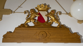 846309 Afbeelding van het Utrechtse wapenschild in het St.-Eloyengasthuis (Boterstraat 22) te Utrecht. Het schild is ...